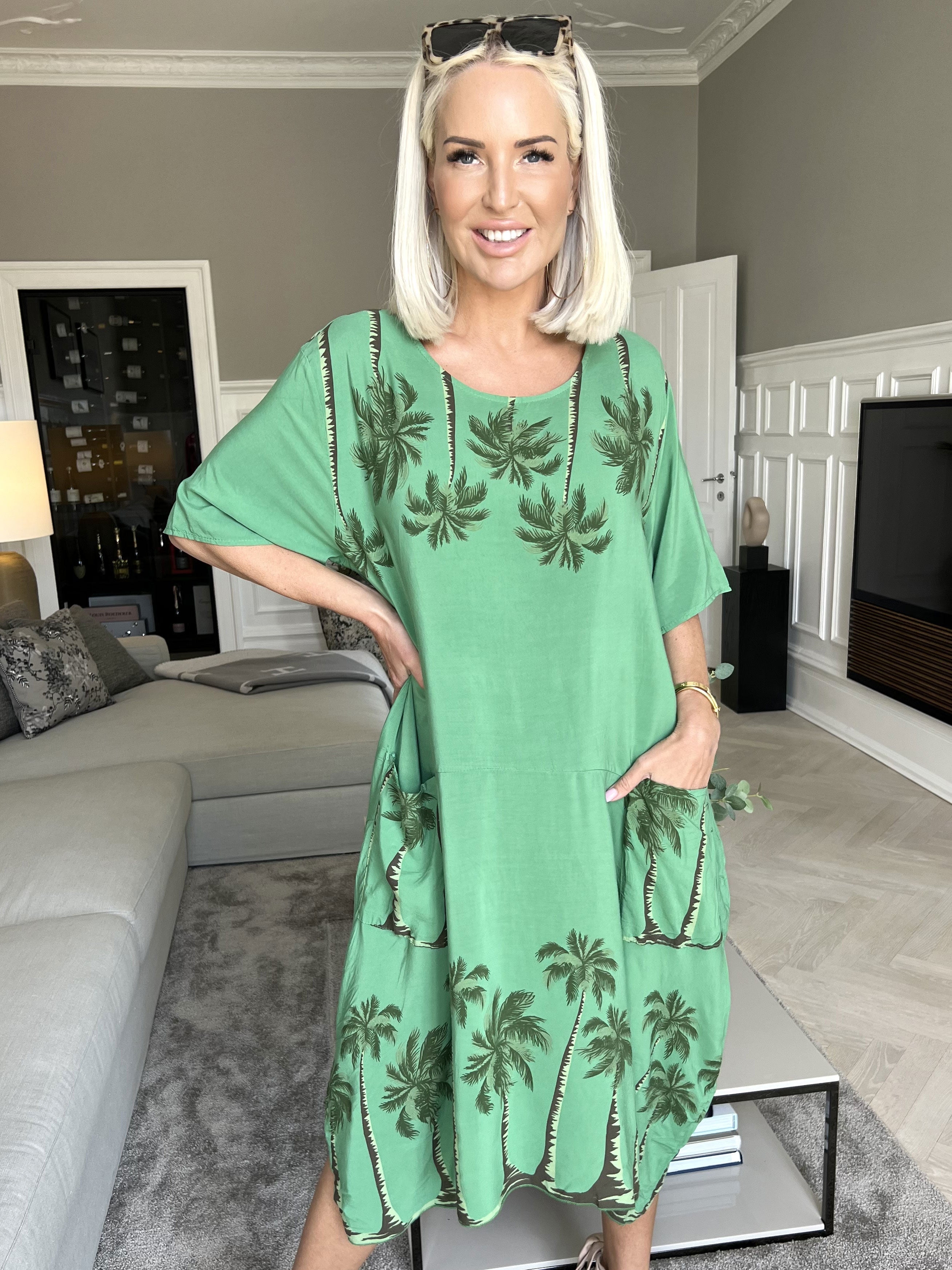 Idaline - Söt sommarklänning med palmmotiv och fickor - White